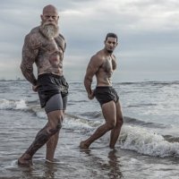 tätowierte senior mann jungen mann beim training coaching - hairstyle stock-fotos und bilder