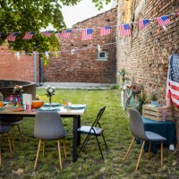 table du dîner préparée pour la célébration de la fête américaine - garden decoration photos et images de collection
