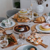 table set for easter meal - food stockfoto's en -beelden