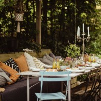table setting for garden party - garden decoration photos et images de collection