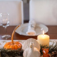 table setting for thanksgiving dinner. - home decoration stockfoto's en -beelden
