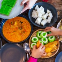 tabletop view of kuih (malay cake) and malay dishes food - food stock pictures, royalty-free photos & images