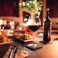 tafel opgezet voor het diner - food stockfoto's en -beelden