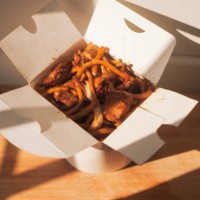 take-out meal, noodles in paper box in direct sunlight - junk food stock pictures, royalty-free photos & images
