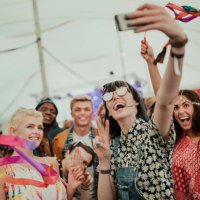 taking a selfie at a music festival - concert stock pictures, royalty-free photos & images