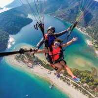 tandem sprong in paragliding. - travel stockfoto's en -beelden