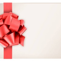 tarjeta de regalo en blanco con cinta roja sobre fondo blanco arco - fashion fotografías e imágenes de stock