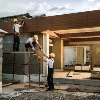 team van bouwvakarbeiders die samenwerken aan een huis exterieur. - home decoration stockfoto's en -beelden