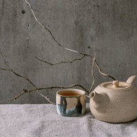 teapot kettle with cup of hot green tea - home decoration stockfoto's en -beelden