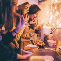 teen girls eating fast food - junk food stock pictures, royalty-free photos & images