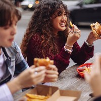 teenagers eating fast food - junk food stock pictures, royalty-free photos & images