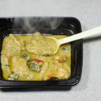 thai green curry takeout - aromatic and ready to eat - junk food stock pictures, royalty-free photos & images