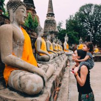thailand, bangkok, ayutthaya, buddha statues in a row in wat yai chai mongkhon, mother and daughter in front of a buddha statue - travel stock pictures, royalty-free photos & images