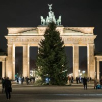The christmas tree - still without lights - stands on the Paris Platz square in front of the Brandenburg Gate in Berlin, Germany, 28 November 2017....