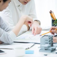 the customer and the employee are discussing the materials by looking at the materials. - home decoration stock pictures, royalty-free photos & images