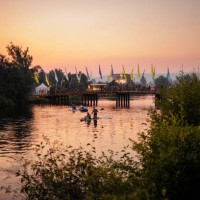 the deschutes river at dusk - concert stock pictures, royalty-free photos & images