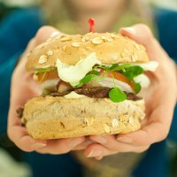 the monster garlic burger - junk food stock-fotos und bilder