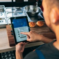 the owners of the food cart uses the food delivery platform to view the order - junk food stock pictures, royalty-free photos & images