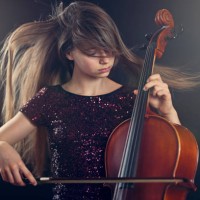 tienermeisje spelen van cello prestaties - concert stockfoto's en -beelden