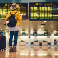 toeristische op de internationale luchthaven van barcelona - travel stockfoto's en -beelden