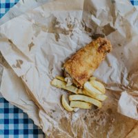 top down of fish and chips on a checkered tablecloth - junk food stock pictures, royalty-free photos & images