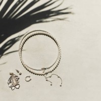 top view of woman jewelry accessories, pearl necklace and earrings with precious stones - fashion photos et images de collection