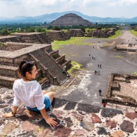 tourisme au mexique - jeune touriste adulte aux pyramides de l’anciens - travel photos et images de collection