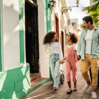 tourist family talking and walking arriving at hotel - travel stock pictures, royalty-free photos & images