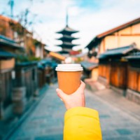 tourist holding a coffee paper cup in higashiyama district, kyoto, japan - junk food stock pictures, royalty-free photos & images