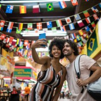 touristes prenant un selfie - travel photos et images de collection