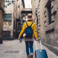 touristique avec valise vient d’arriver à barcelone - travel photos et images de collection