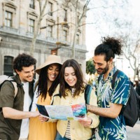 tourists using a map in barcelona - travel photos et images de collection