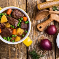 traditional british dishes. beef and vegetable stew - food stock pictures, royalty-free photos & images
