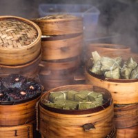 traditional chinese steamed food in bamboo steamers in a market . . - food stock pictures, royalty-free photos & images