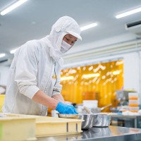 traditional japanese sweet factory worker - food stockfoto's en -beelden