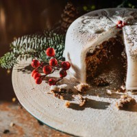 traditional luxury iced christmas fruit cake, decorated with holly, berries, fern and acorns. - food stock pictures, royalty-free photos & images