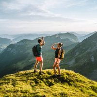 trailläufer besteigen hohen bergrücken - travel stock-fotos und bilder