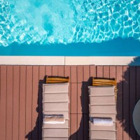 transats sur terrasse en bois à côté de la piscine vue d’en haut - garden decoration photos et images de collection