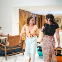 traveler friends arriving at a hotel with their luggage - travel stock pictures, royalty-free photos & images