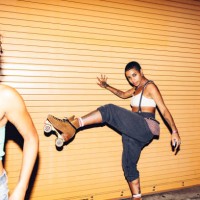 tres freestyler en patines bailando por la noche - fashion fotografías e imágenes de stock