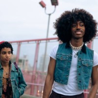 two friends walking on williamsburg bridge in new york city - fashion stock pictures, royalty-free photos & images