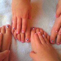 two girls with nail art on fingernails and toenails - nails art photos et images de collection