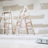 two ladders in an attic to be renovated - home decoration stockfoto's en -beelden