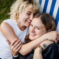 two sisters relax in deck chair in their garden - garden decoration photos et images de collection