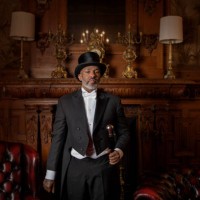 un beau gentleman noir élégant des années 1920 dans un salon de luxe - fashion photos et images de collection