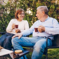 un couple profitant tout en étant assis dans le jardin - garden decoration photos et images de collection