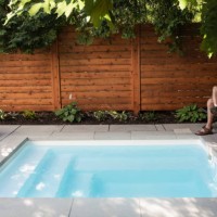 un homme lisant dans sa cour arrière au bord de la piscine - garden decoration photos et images de collection