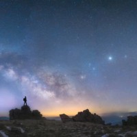 un homme restant à côté de la galaxie de la voie lactée - travel photos et images de collection