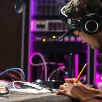 un jeune rappeur néo-zélandais met son idée dans une chanson dans un studio d’enregistrement - concert photos et images de collection