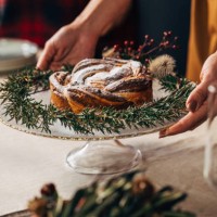 una vista de cerca de una mujer irreconocible preparando la mesa para la cena de navidad - food fotografías e imágenes de stock